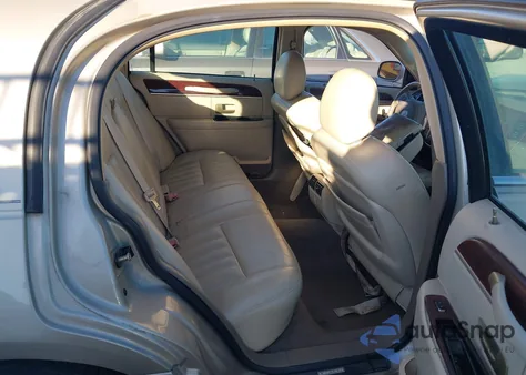 2004 Lincoln Town Car Signature z USA, uszkodzony, nr VIN 1LNHM81WX4Y681974